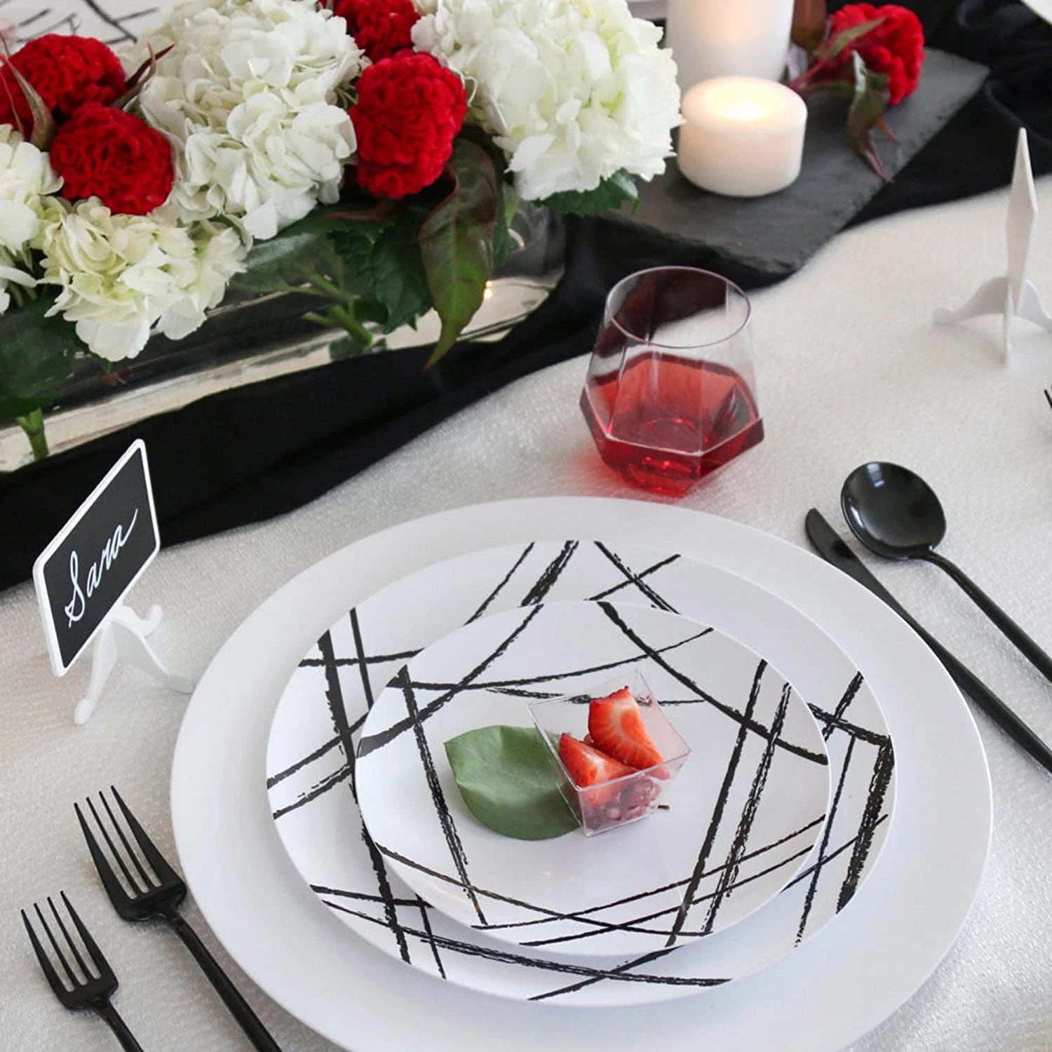 White Plastic Dinner Plates with Black Brush Design (110 Pack) I6574