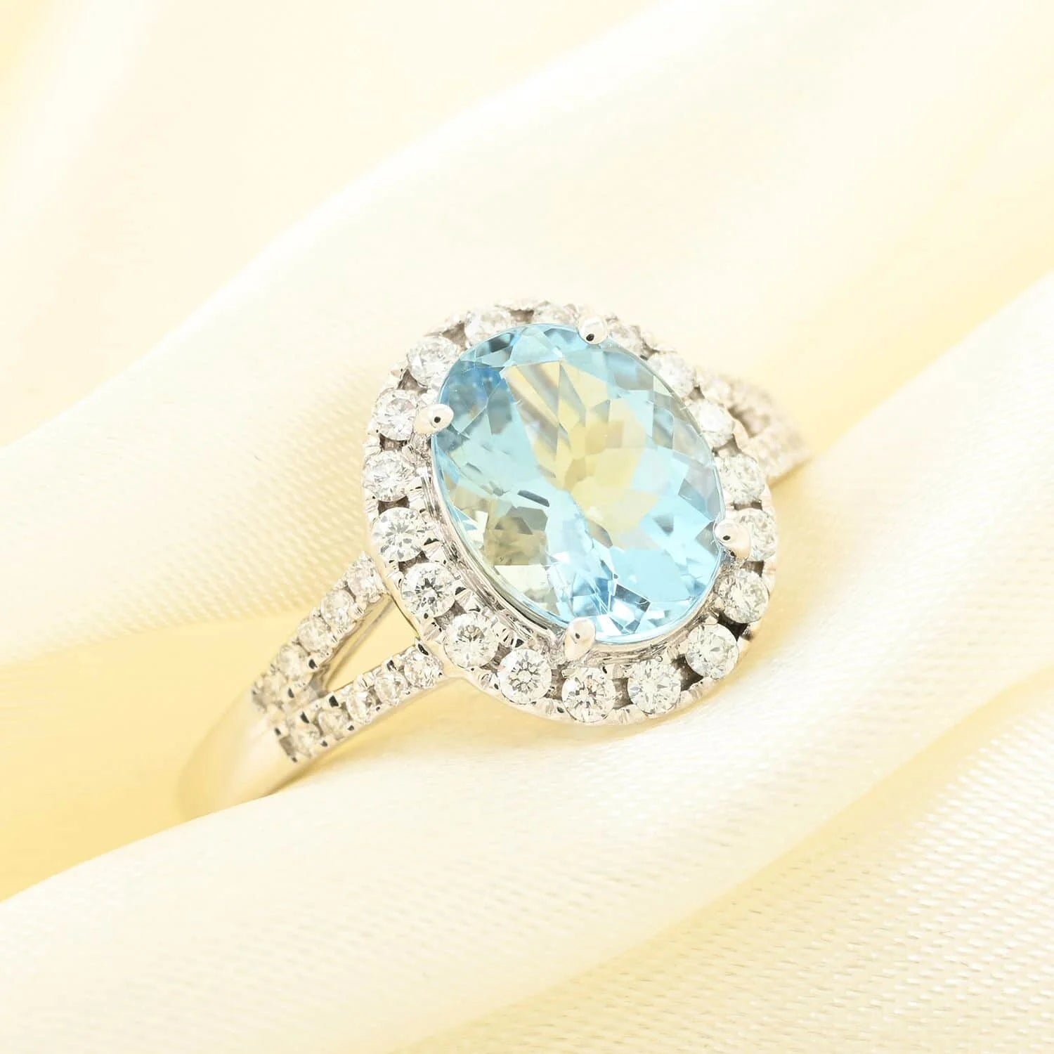 18K White Gold Halo Ring with Blue Aquamarine and White Diamond M4674